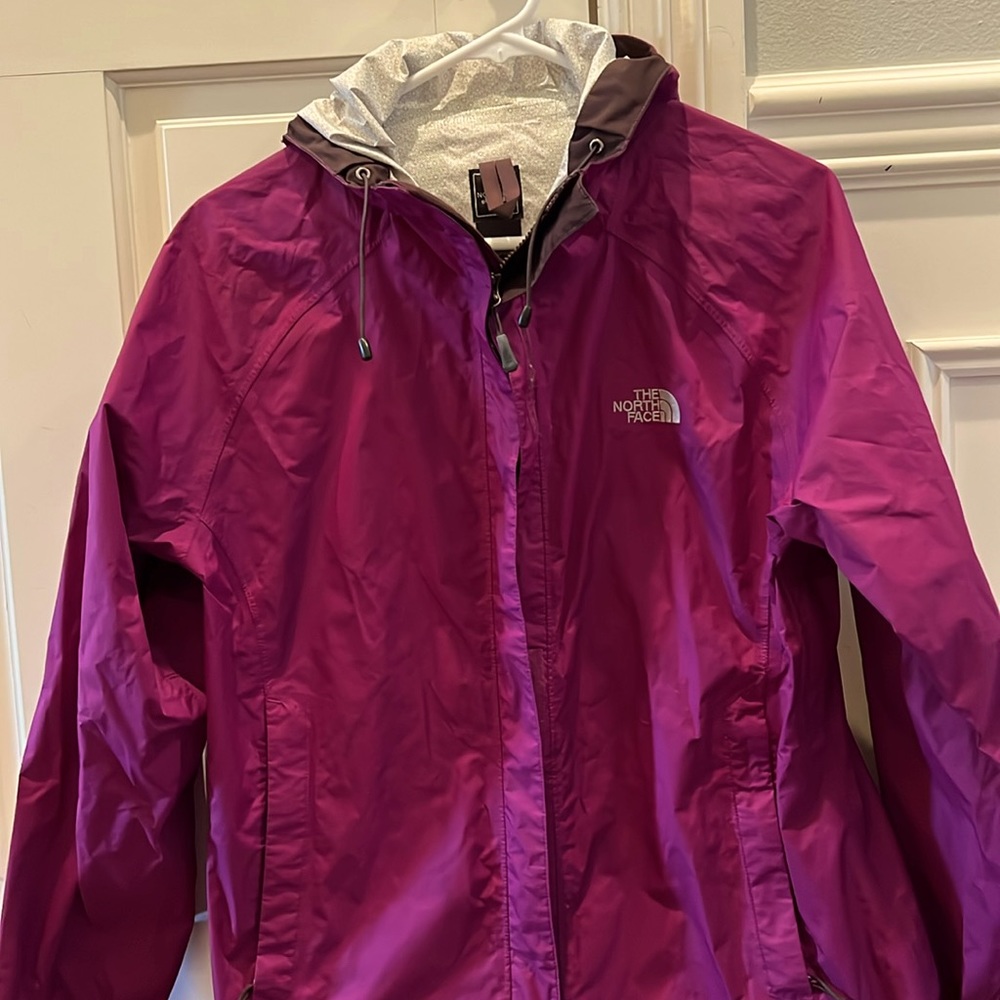 Rarely worn North Face windbreaker.  Size M